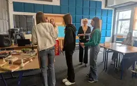 10907