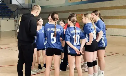 Zdjęcie do Powiatowe zawody w piłce ręcznej dziewcząt 
