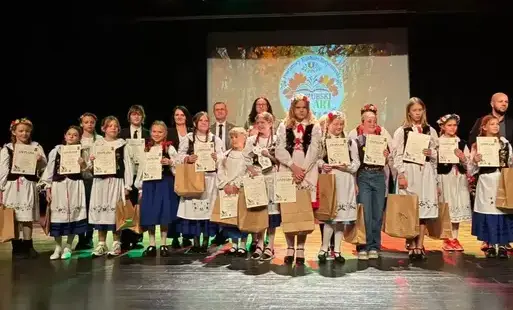Zdjęcie do Sukces naszych uczennic w Powiatowym Konkursie Recytatorskim Kasz&euml;bsczi EKO-ART