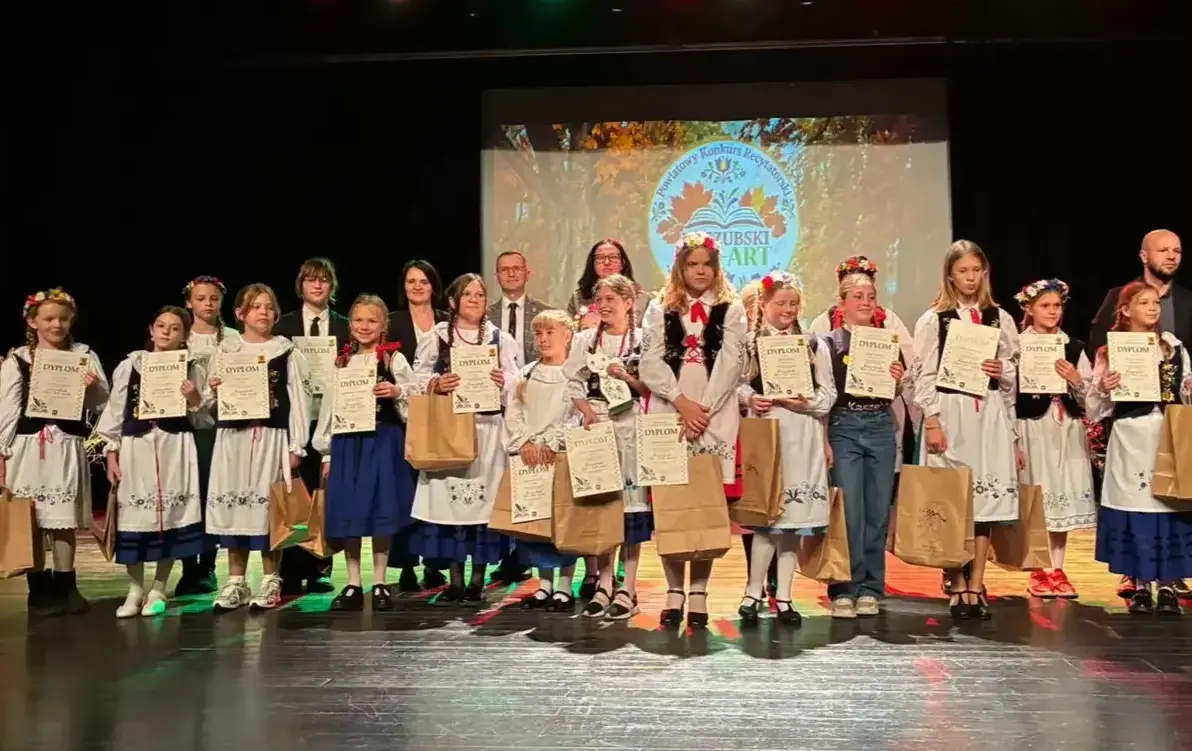 Zdjęcie do Sukces naszych uczennic w Powiatowym Konkursie Recytatorskim Kasz&euml;bsczi EKO-ART